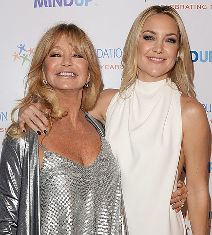Hai mẹ con Goldie Hawn và con gái Kate Hudson đều là hai ngôi sao Hollywood và cặp mẹ con này cũng được khen là có ngoại hình giống hệt nhau.