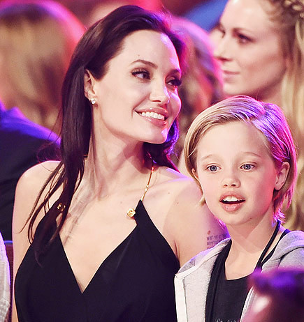 Đôi mắt to tròn và đặc biệt là tính cách mạnh mẽ của bé Shiloh chính là bản sao của mẹ Angelina Jolie.