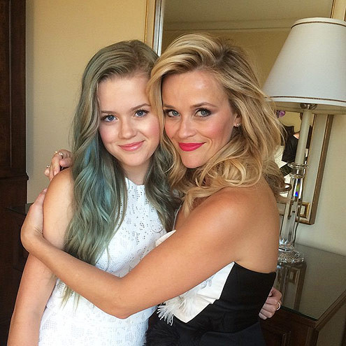 Con gái cả của Reese Witherspoon, Ava 15 tuổi, giống hệt mẹ từ ánh mắt, nụ cười cho tới mái tóc vàng óng ả. Họ được cho là cặp mẹ con giống nhau nhất Hollywood.