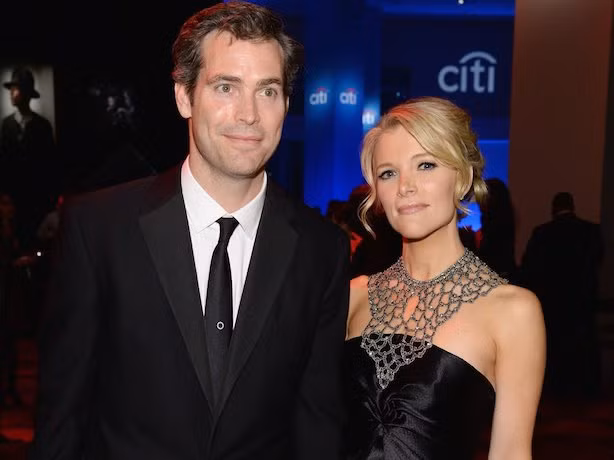 Năm 31 tuổi, nữ MC xinh đẹp Megyn Kelly lên xe hoa với Daniel Kendall, một bác sĩ gây mê, nhưng 5 năm sau hai người ly hôn. Năm 2008, cô lấy chồng lần hai, Douglas Brunt, chủ tịch kiêm tổng giám đốc Authentium, hai người có ba con chung. Ảnh: Kelly và người chống thứ hai.
