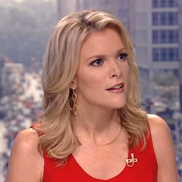 Tháng 12/2013, Kelly tạo ra làn sóng tranh cãi mạnh mẽ khi cô tuyên bố trên chương trình The Kelly File do mình chủ trì: “Với những em bé xem tivi ở nhà, ông già Noel đều là người da trắng, nhưng có lẽ chúng ta cũng nên tranh luận xem có nên có một ông già Noel da đen”.