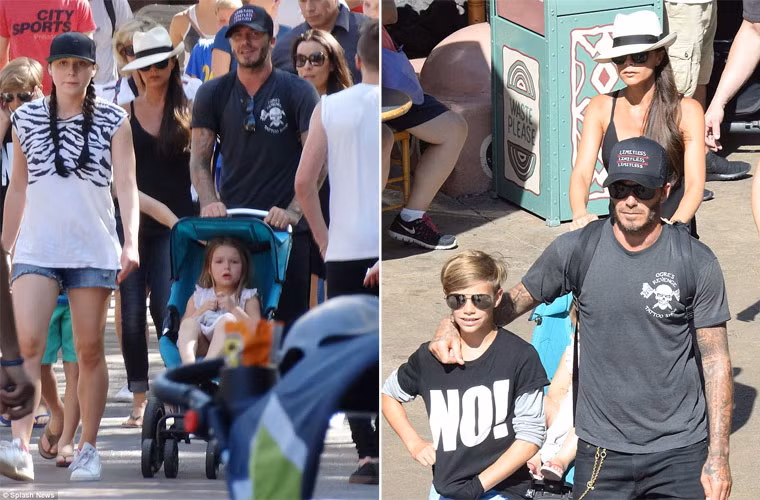 Hai vợ chồng Beck-Vic thay nhau đẩy xe đẩy chở con gái rượu trong công viên Disneyland.