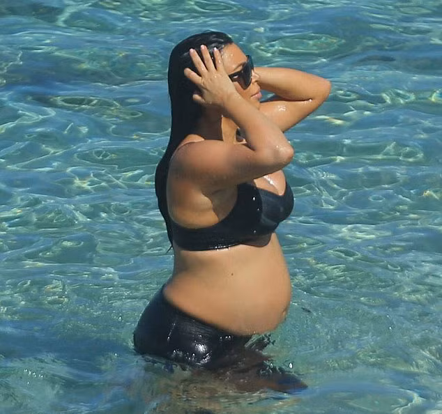 Ngôi sao truyền hình thực tế 34 tuổi được dịp khoe bụng bầu khi cùng mẹ ruột và các chị em tung tăng sóng nước St. Barts.