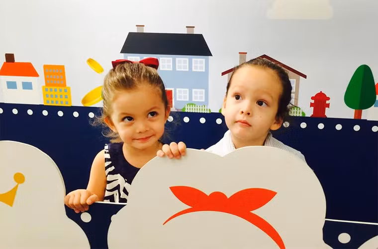 Hồng Nhung bí mật kết hôn với chú rể người Mỹ Kevin vào năm 2010 và mãi gần một năm sau cô mới bật mí chuyện vui. Đến trước tết Nguyên Đán 2012, cô Bống tạm dừng hoạt động showbiz để sang Mỹ chờ ngày hạ sinh hai bé sinh đôi.