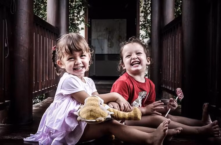 Nữ diva cho biết, cậu con trai hiền lành hơn cô em gái. Bé trai có mũi cao, tóc đen, trong khi bé gái lại có mũi tẹt, tóc vàng.