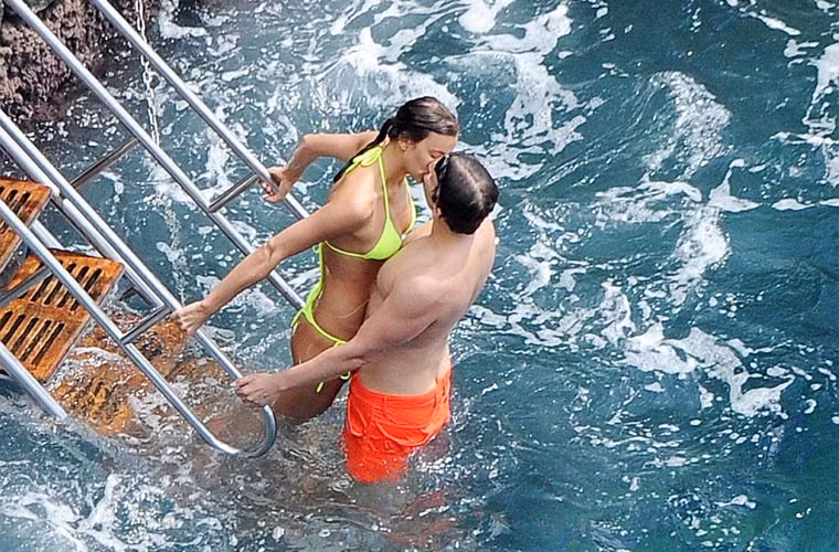 Sieu mau Irina Shayk tinh tu Bradley Cooper tren bien-Hinh-8
