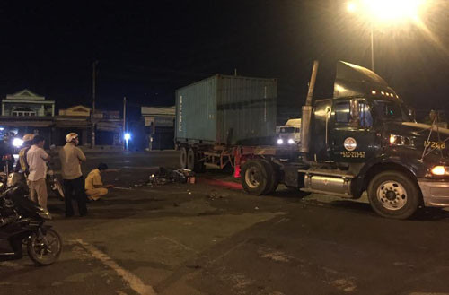 CSGT trang dem xu ly TNGT nghiem trong, 3 nguoi thuong vong-Hinh-2