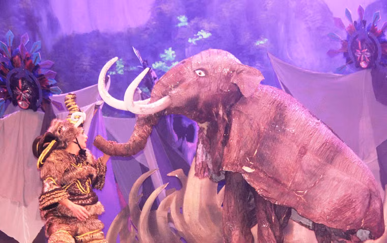 Bà ngoại voi, người đã âm thầm gởi cháu mình đến Bảo tàng quái vật nhằm không để tuyệt chủng giống nòi, đã phải xuất hiện, hi sinh thân thể già nua của mình để tiêu diệt bọn cướp da tái cứu cháu và muôn loài. Câu chuyện kết thúc trong sự háo hức, quyến luyến của các bạn nhỏ cùng thông điệp giáo dục ý thức yêu thiên nhiên, bảo vệ động vật. Chương trình sẽ diễn ra tại nhà hát Bến Thành (TP HCM) dịp hè từ ngày 20/5 đến 3/7.