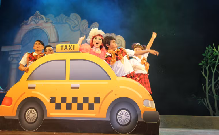 Câu chuyện được bắt đầu từ cuộc hành trình của cô giáo (Lê Khánh) cùng các em học sinh đến thăm Bảo tàng quái vật...