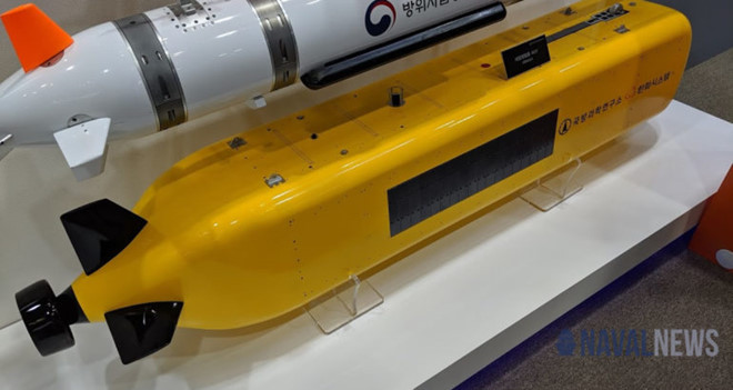 Hanwha Systems, Hàn Quốc, giới thiệu mô hình tàu ngầm không người lái (UUV) cỡ lớn. Nó được thiết kế cho nhiệm vụ tác chiến chống ngầm. UUV được lắp hệ thống pin năng lượng cao cho phép hoạt động dưới nước trong thời gian dài. Ảnh: Naval News.