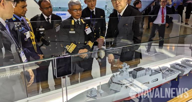 Tập đoàn DSME giới thiệu mô hình tàu hộ vệ tên lửa đa năng DW200L. Dự án tàu chiến Hàn Quốc được thiết kế với 4 module cho khách hàng tùy chọn về kích thước, tải trọng và vũ khí mang theo. Ảnh: Naval News.