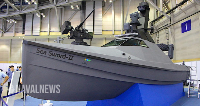 LIG Nex1 của Hàn Quốc giới thiệu mô hình tàu tuần tra không người lái Sea Sword II. Nó có kích thước dài và trọng lượng nặng hơn so với Sea Sword I. Phiên bản mới dài 11 m, rộng 3,5 m, trọng lượng 11 tấn. Ảnh: Naval News.