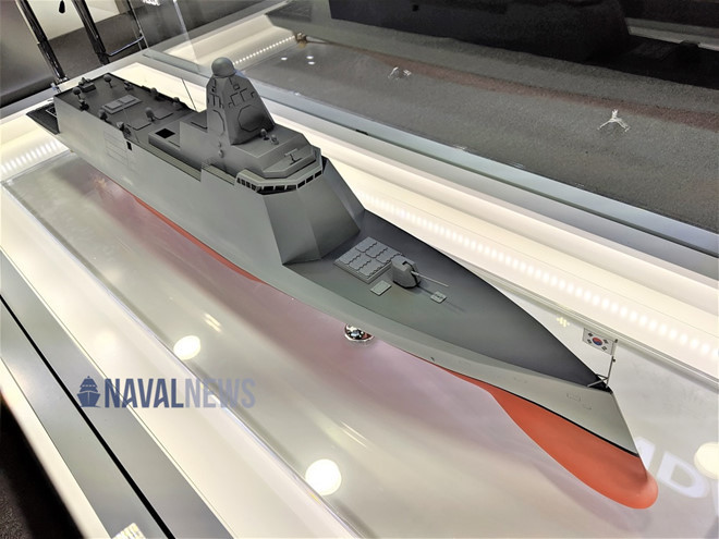 KDDX được thiết kế theo công nghệ "sóng xuyên thân" tương tự tàu khu trục lớp Zumwalt của Mỹ với khả năng tàng hình cao. Phần lớn cảm biến và vũ khí được bố trí bên trong khoang. Khi hoàn thành, nó có thể là một trong những chiến hạm hiện đại nhất của châu Á. Ảnh: Naval News.