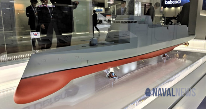Các nhà thầu quốc phòng Hàn Quốc với tư cách là chủ nhà đã giới thiệu rất nhiều mô hình tàu chiến mới tại triển lãm. Tập đoàn Hyundai Heavy Industries (HHI), Hàn Quốc, đã công bố mô hình tàu khu trục thế hệ mới KDDX. Ảnh: Naval News.