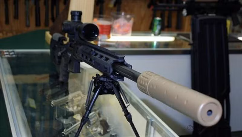 Nòng của của XM2010 có chiều dài 610mm được làm bằng thép không gỉ, gắn tự do, không tiếp xúc với bất cứ bộ phận nào khác ngoài buồng đạn giúp tăng độ chính xác. Có 5 rãnh xoắn không đối xứng kiểu Obermeyer 5-R với tỉ lệ xoắn 1:10 inch giúp ổn định đường đạn cỡ lớn, thiết kế này giống với nòng của khẩu M24. Gần như mặc định, XM2010 đi kèm với một ống hãm thanh kiêm ống hãm nảy Titan-QD Fast-Attach của công ty Advanced Armament, có khả năng triệt tiêu đi phần lớn âm thanh cũng như thoát bớt khí nén, giúp giảm độ nảy cũng như nhiệt lượng đáng kể. Cụ thể, ống này có thể triệt tiêu 98% chớp sáng đầu nòng thoát ra, 60% độ giật và 32 dB tiếng súng.