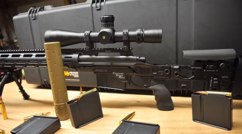 Địa hình chính ở chiến trường Afghanistan là đồi núi và sa mạc,vì vậy những lính bắn tỉa cần những khẩu súng có tầm bắn hiệu quả lớn. Khẩu M107 sử dụng loại đạn cỡ lớn 12.7×99m có tầm bắn hơn 2.000 mét, nhưng độ chính xác chỉ 2.5 MOA có nghĩa đầu đạn có thể bị lệch trong phạm vi 0.635m ở khoảng cách 1.000 mét. Điều này hoàn toàn đáp ứng được đối với mục tiêu khí tài, nhưng không hiệu quả đối với người vì bề ngang trung bình là 0.5588m. Lính bắn tỉa muốn sở hữu một vũ khí có độ chính xác của M24 nhưng với phạm vi lớn hơn, XM2010 chính là câu trả lời của quân đội Mỹ.