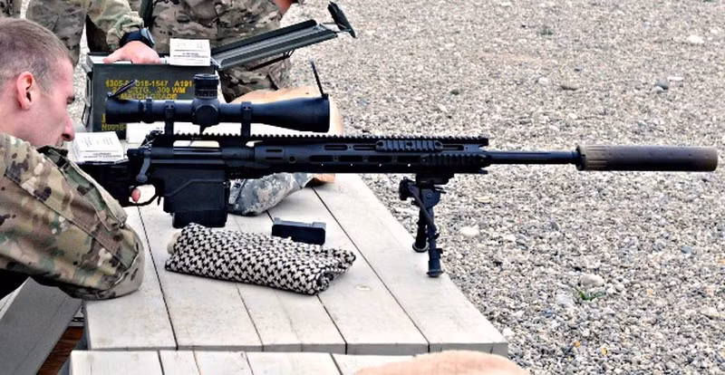 Hình ảnh xạ thủ bắn thử nghiệm XM2010 tại Afghanistan.