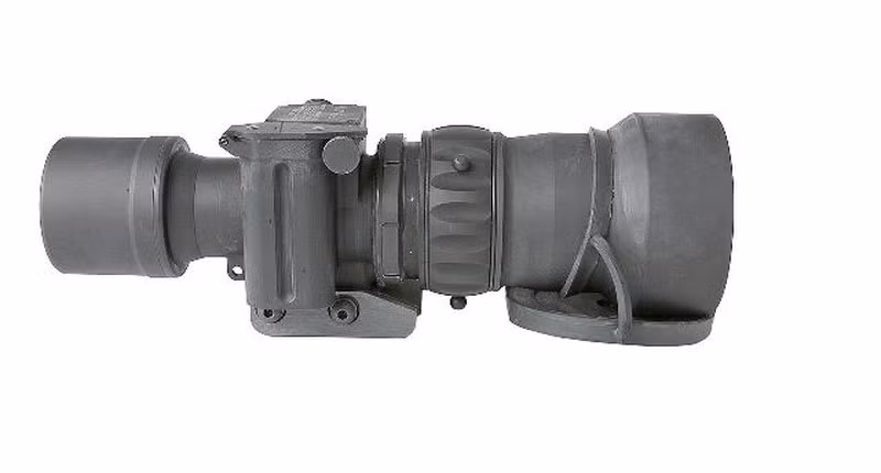 Không giống như khẩu M24 sử dụng loại đạn 7,62×51mm NATO, XM2010 sử dụng loại đạn .300 Winchester Magnum có kích thước 7,62×67mm. Theo nhà sản xuất, loại đạn Magnum này sẽ cho tầm bắn hiệu quả hơn 50% so với đạn 7.62mm NATO. Thực tế cho thấy, đầu đạn của XM2010 cho sơ tốc 869m/s với tầm bắn hiệu quả của XM2010 từ 800 đến 1500m mà vẫn đảm bảo độ chính xác rất cao. XM2010 thường sử dụng với hộp đạn có sức chứa 5 viên; xạ thủ cũng có thể nạp thủ công từng viên qua khe nhả vỏ đạn sau từng phát bắn.