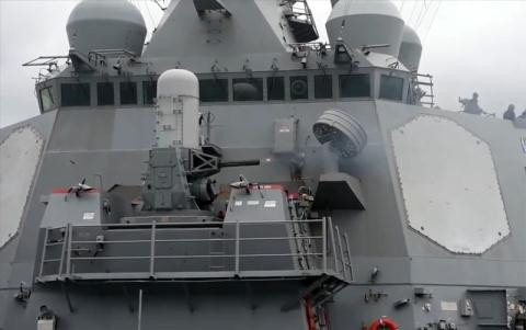 Pháo bắn nhanh Phalanx 20 trong Hệ thống Vũ khí Phòng thủ Tầm gần (CIWS) là khiên chắn cuối cùng trong hệ thống phòng thủ ba lớp của tàu chiến Mỹ. Với tốc độ bắn cực nhanh lên tới 4.500 viên/phút, Phalanx có thể phá hủy hoặc làm chệch hướng tên lửa, máy bay của kẻ thù trước khi chúng lao tới tàu chiến.