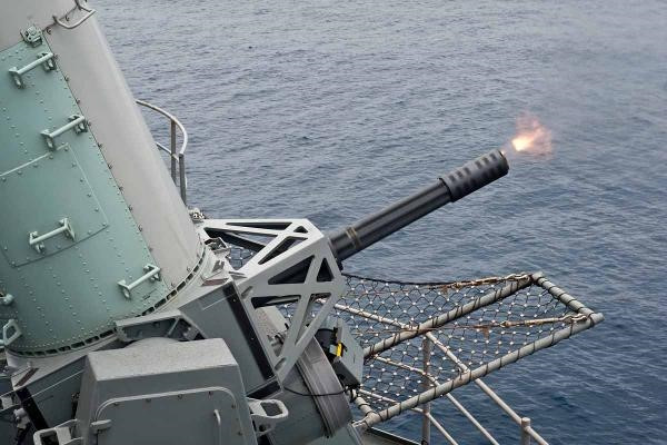 Pháo Phalanx đang được trang bị cho các khu trục hạm, tuần dương hạm, tàu sân bay và tàu tấn công đổ bộ của hải quân Mỹ. Để thích nghi với vũ khí thế hệ mới, đặc biệt là sự nguy hiểm của tên lửa siêu thanh, Hải quân Mỹ đã tiến hành một loạt nâng cấp Phalanx và chuyển đổi các hệ thống hiện nay sang cấu hình Phalanx Block 1B.