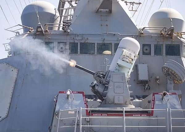 Việc mua Phalanx CIWS đã được Hải quân Mỹ cân nhắc rất kỹ bởi chính trong lực lượng này đã xuất hiện nhiều ý kiến cho rằng nên mua SeaRAM hơn là tiếp tục trang bị một phiên bản nâng cấp từ vũ khí cũ như Phalanx. Tuy nhiên, căn cứ vào kết quả thử nghiệm, Phalanx CIWS phiên bản mới đã được tin dùng.