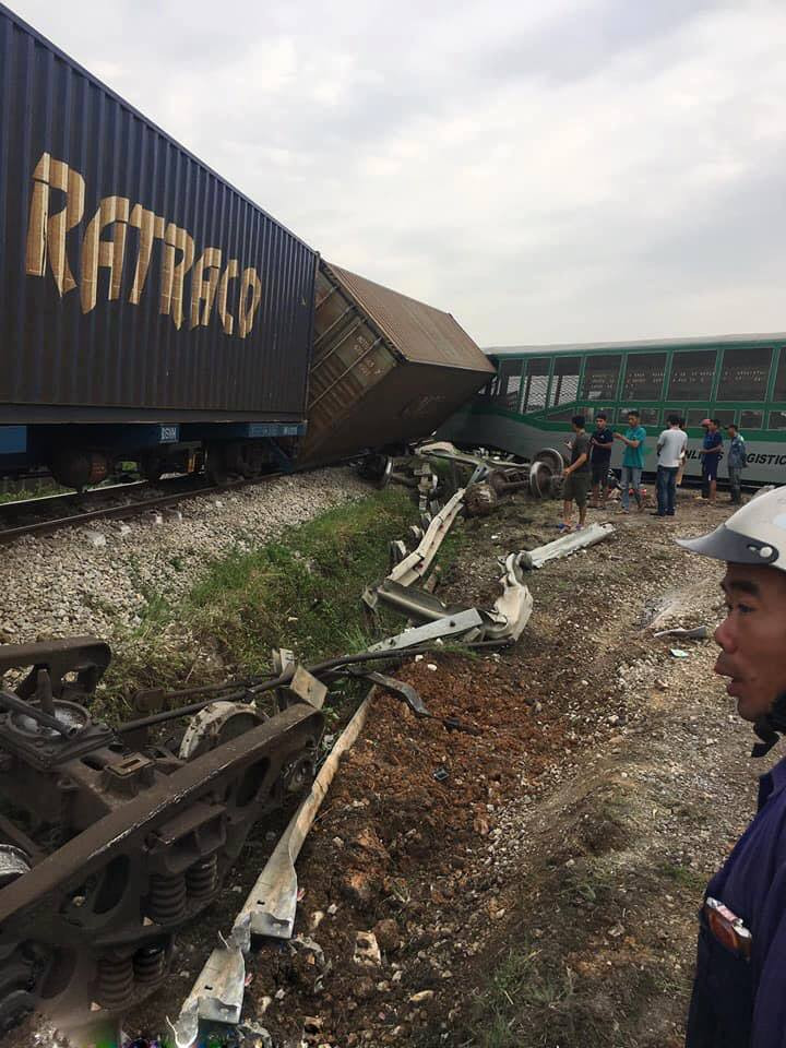Nghe An: Co vuot duong sat, xe tai bi tau dam lat banh