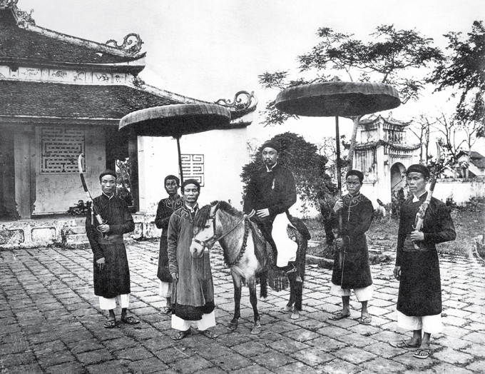 Quan chức ở miền Bắc Việt Nam sống cách đây hơn 100 năm thường di chuyển bằng ngựa, có lọng che hai bên và người tùy tùng đi theo hầu.