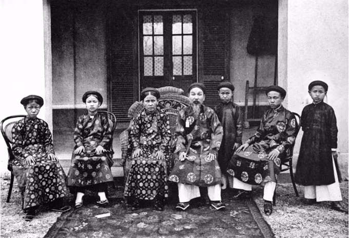 Một gia đình quan lại ở miền Bắc Việt Nam chụp ảnh kỷ niệm.