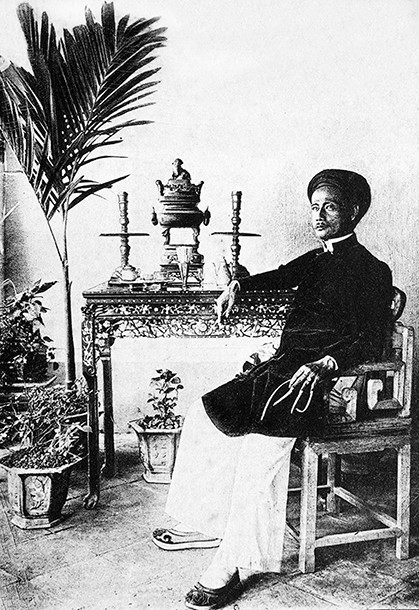 Một chức sắc có địa vị, giàu có ở Sài Gòn để móng tay rất dài.