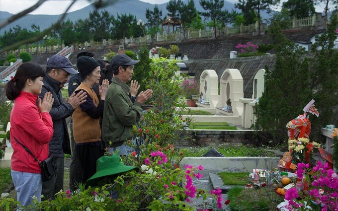 Thanh minh là tiết thứ 5 trong 24 tiết khí hàng năm. Tiết khí này được lập lịch theo quan niệm của các quốc gia phương Đông. Người xưa chọn ngày đầu tiên của tiết Thanh minh để làm ngày tết Thanh minh. Về mặt nghĩa đen, thanh là khí trong, minh là sáng sủa. Thanh minh nghĩa là khí trời mát mẻ quang đãng. Tiết Thanh minh kéo dài khoảng 15 - 16 ngày.