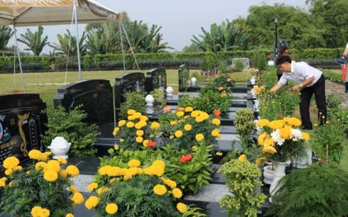 Ngày đầu tiên là ngày 6/4 (tức ngày 16/2 âm lịch). Thời gian thích hợp để đi tảo mộ là giờ Mão 5h - 7h.