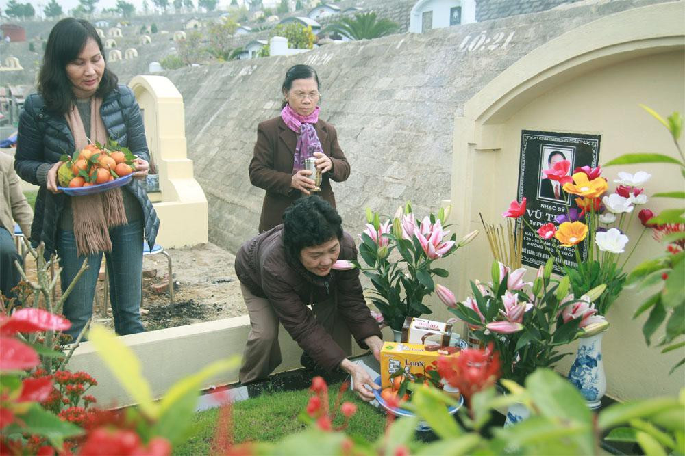 Ngày thứ ba là ngày 14/4 (tức ngày 24/2 âm lịch). Thời gian thích hợp để đi tảo mộ là vào giờ Thìn 7h - 9h và giờ Mùi 13h - 15h.