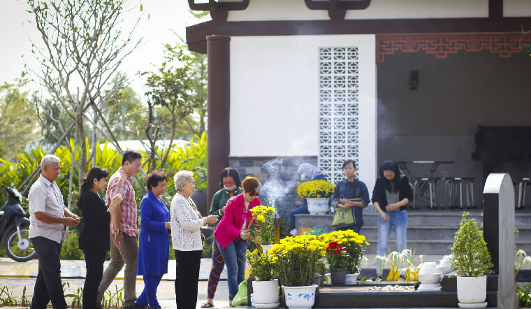Tết Thanh minh gắn với nghi lễ tảo mộ, sửa sang lại phần mộ của gia tộc cho khang trang, sạch sẽ hơn như dùng xẻng, cuốc để đắp lại cho đầy đặn, rẫy hết cỏ dại, quét dọn khu vực xung quanh sạch sẽ...