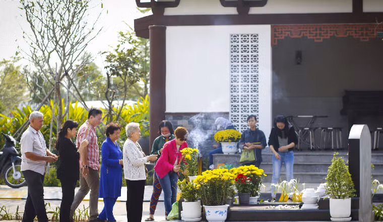 Tết Thanh minh gắn với nghi lễ tảo mộ, sửa sang lại phần mộ của gia tộc cho khang trang, sạch sẽ hơn như dùng xẻng, cuốc để đắp lại cho đầy đặn, rẫy hết cỏ dại, quét dọn khu vực xung quanh sạch sẽ...