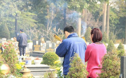 Do tết Thanh minh là dịp để mọi người bày tỏ lòng thành kính, biết ơn và tưởng nhớ những người thân đã mất nên sau khi dọn dẹp sạch sẽ phần mộ, các gia đình thường bày hương hoa lễ vật, thắp hương làm lễ rồi đốt vàng mã.