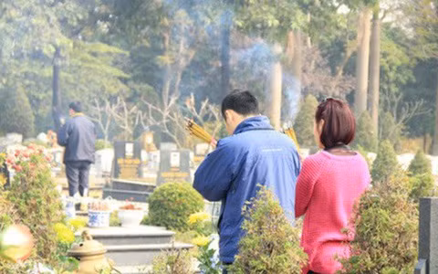 Do tết Thanh minh là dịp để mọi người bày tỏ lòng thành kính, biết ơn và tưởng nhớ những người thân đã mất nên sau khi dọn dẹp sạch sẽ phần mộ, các gia đình thường bày hương hoa lễ vật, thắp hương làm lễ rồi đốt vàng mã.