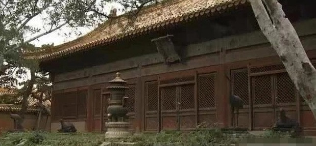 Ban đầu, Thiên Khung Bảo Điện (trong ảnh) có tên là Huyền Khung Bảo Điện. Tuy nhiên, về sau, hoàng đế Khang Hy đã đổi tên cung điện thành Thiên Khung Bảo Điện vì cho rằng cái tên "Huyền Khung Bảo Điện" đã vi phạm vào tên cấm kỵ của nhà vua.