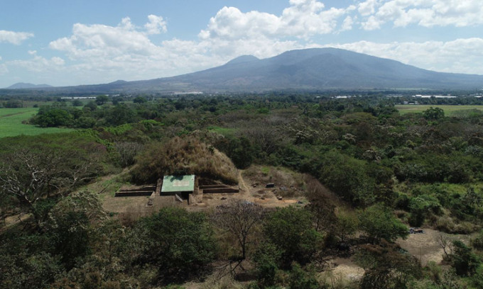  Kim tự tháp Campana ở El Salvador là một trong những kiệt tác kiến trúc của người Maya. Công trình cao khoảng 13m, cách núi lửa Ilopango khoảng 40 km.