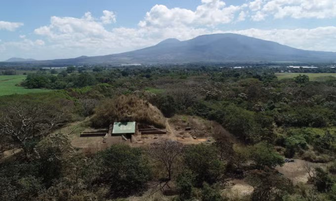  Kim tự tháp Campana ở El Salvador là một trong những kiệt tác kiến trúc của người Maya. Công trình cao khoảng 13m, cách núi lửa Ilopango khoảng 40 km.