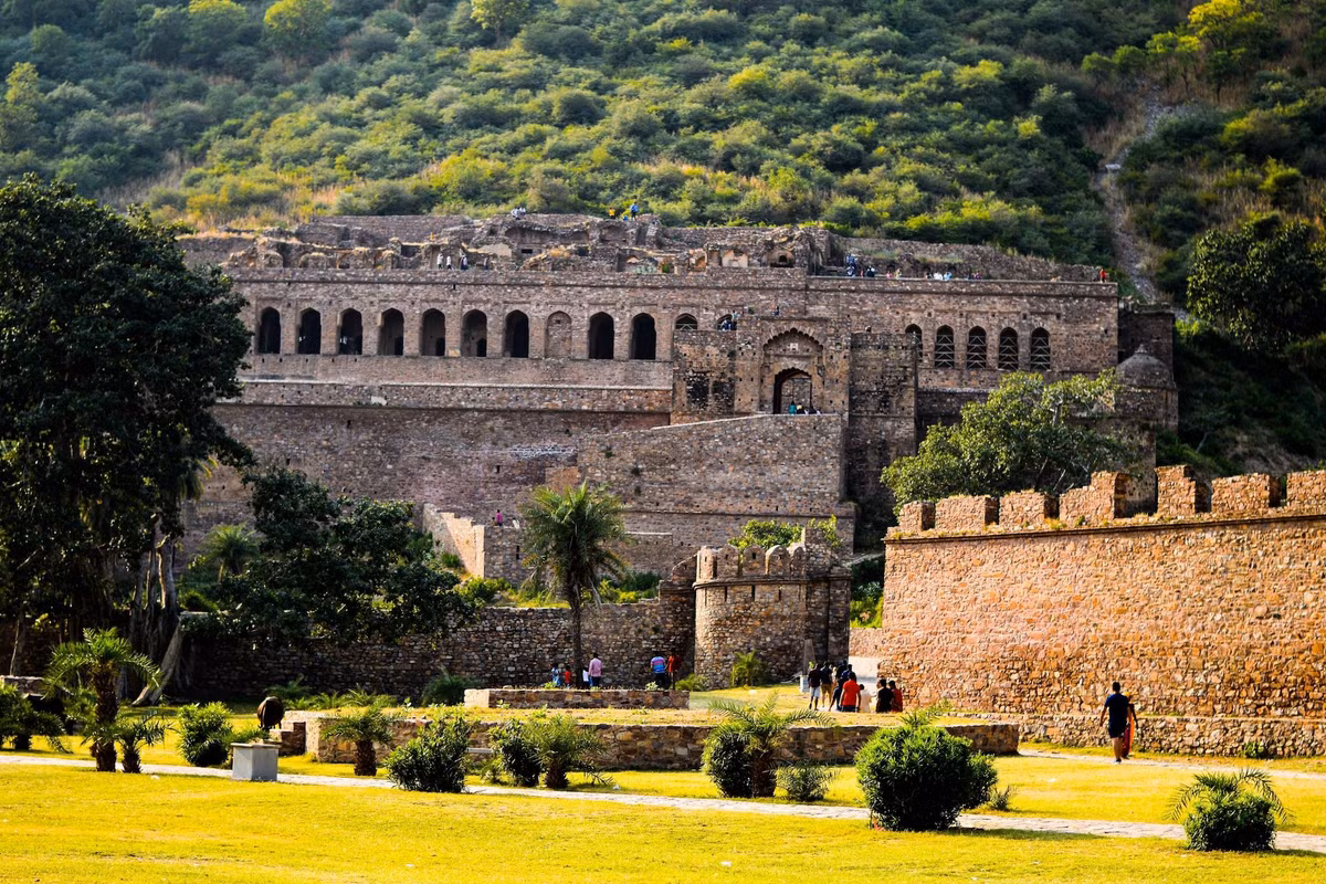 Pháo đài Bhangarh ở Ấn Độ được cho là bị nguyền rủa. Tương truyền, cách đây hàng trăm năm, một phù thủy tên Sinhai đã cố gắng lừa quốc vương trẻ tuổi bằng cách đưa cho chàng một lọ thuốc. Nếu uống thứ thuốc này thì nhà vua sẽ rơi vào lưới tình của nữ phù thủy.