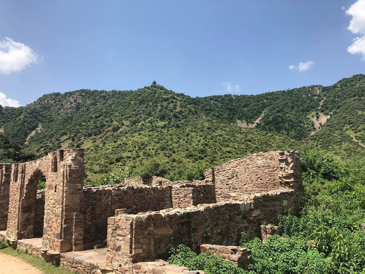 Pháo đài Bhangarh được xem là một trong những địa điểm bị ma ám ở Ấn Độ. Không ai được phép vào pháo đài này khi trời tối. Thậm chí, một số người kể rằng đã có trường hợp tử vong khi cố tình đột nhập vào pháo đài vào buổi tối.