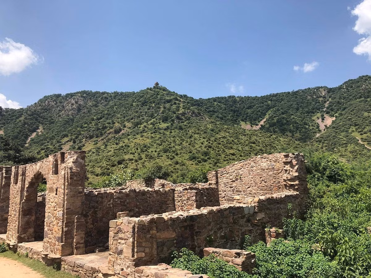 Pháo đài Bhangarh được xem là một trong những địa điểm bị ma ám ở Ấn Độ. Không ai được phép vào pháo đài này khi trời tối. Thậm chí, một số người kể rằng đã có trường hợp tử vong khi cố tình đột nhập vào pháo đài vào buổi tối.