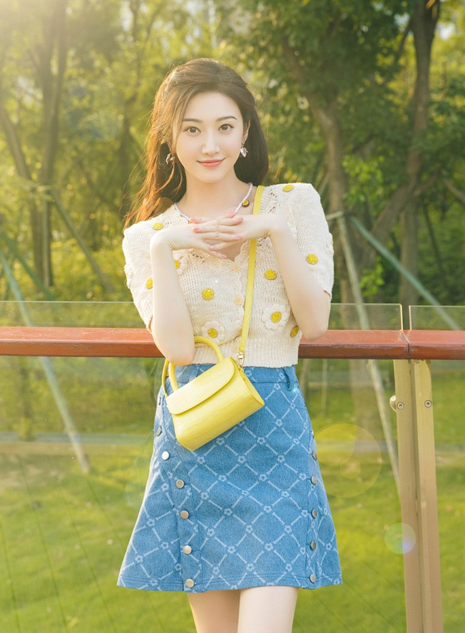 Bên cạnh đó, Cảnh Điềm còn có tài năng ca hát, cô ra mắt album đầu tay Who are you năm 2006. Một năm sau, cô được mời làm người phát ngôn cho hoa anh đào Tây Bắc và thi đỗ vào Học viện Điện ảnh Bắc Kinh. Con đường showbiz của Cảnh Điềm mở ra từ đây.