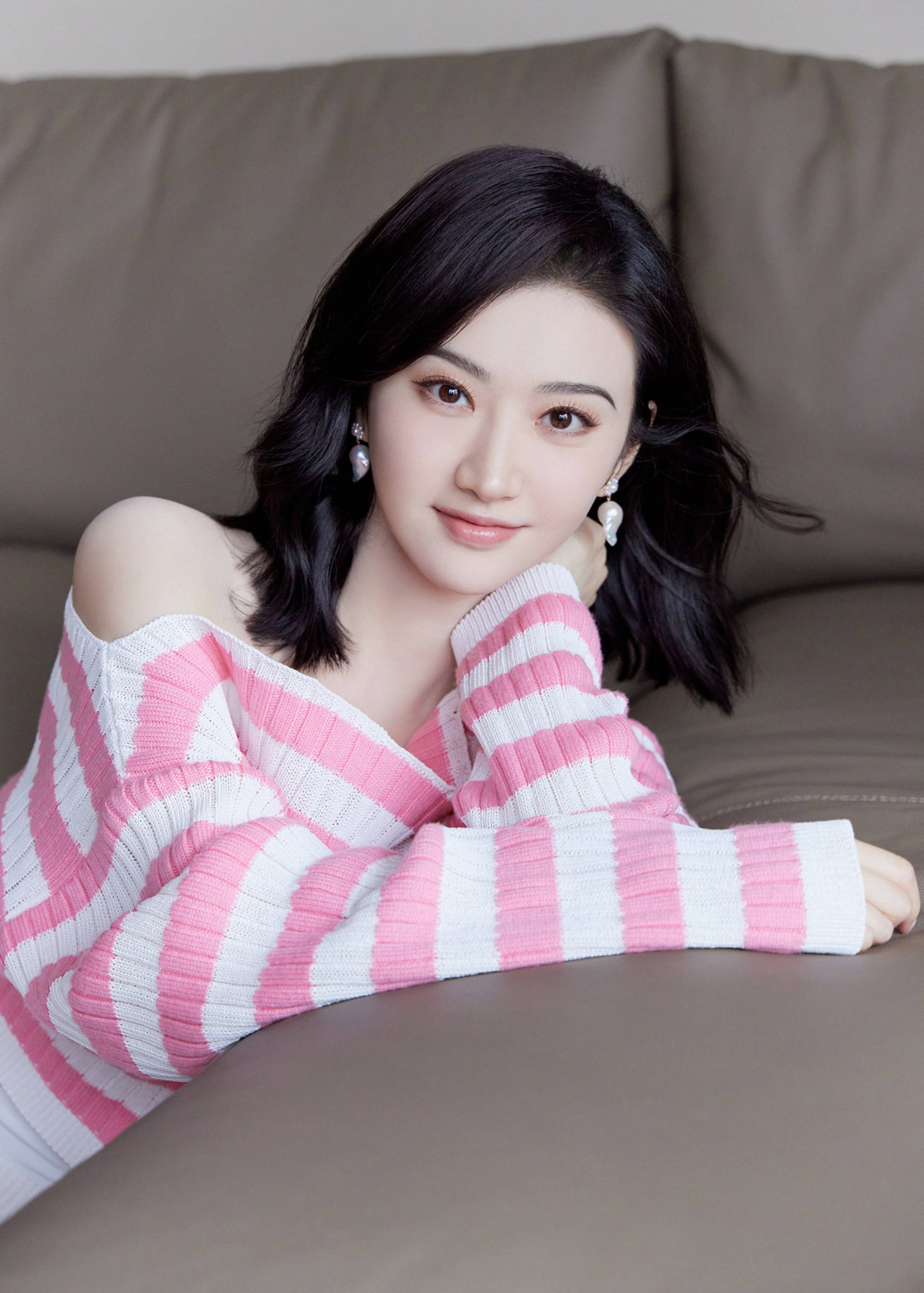 Biệt hiệu “thuốc độc phòng vé” cũng được gán cho Cảnh Điềm vì cô đóng phim nào, “xịt” phim đó. Năm 2011, mỹ nhân đóng chính phim Chiến quốc. Số tiền vốn phim bỏ ra là 1,5 tỷ NDT (218 triệu USD) nhưng chỉ thu về gần 84 triệu NDT (12,1 triệu USD). Bộ phim Thần Bài Macau ra mắt vào Tết Nguyên Đán năm 2014, Cảnh Điềm hợp tác cùng Châu Nhuận Phát, Tạ Đình Phong, nhưng chỉ thu về 540 triệu NDT (78 triệu USD) – con số đáng thất vọng khi chiếu đúng dịp lễ Tết.