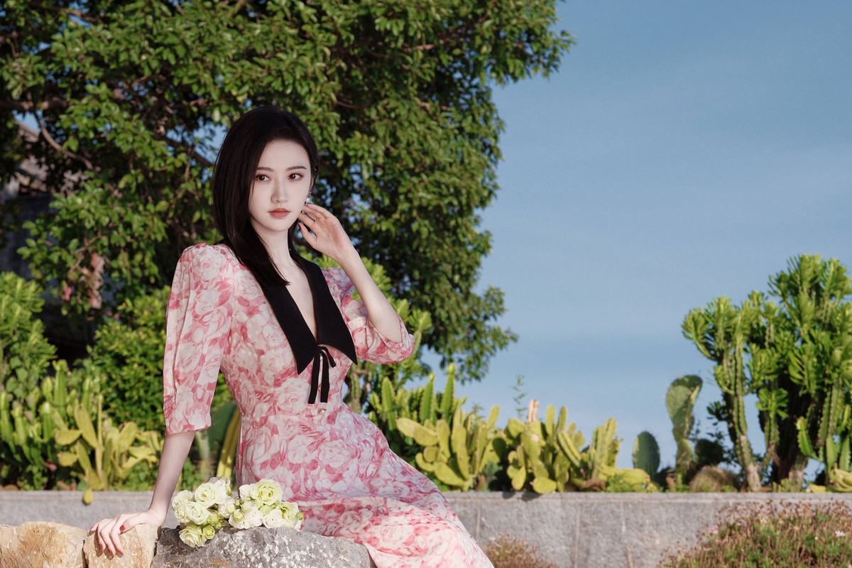 Cảnh Điềm là sao hạng A đầu tiên bị cơ quan chức năng Trung Quốc phạt tiền vì quảng cáo sai sự thật. Theo The Paper, vào giữa năm 2022, cơ quan quản lý thị trường thành phố Quảng Châu, tỉnh Quảng Đông chỉ đích danh Cảnh Điềm, yêu cầu cô nộp hơn 7,2 triệu NDT (hơn 1 triệu USD) vì quảng cáo sản phẩm có chức năng ghi “ngăn ngừa hấp thu mỡ, đường”, trong khi không có báo cáo chứng minh tác dụng của sản phẩm này. Nữ diễn viên sau đó đăng thư xin lỗi và cho biết cô cẩn thận trong tương lai, chấp hành yêu cầu nộp phạt.