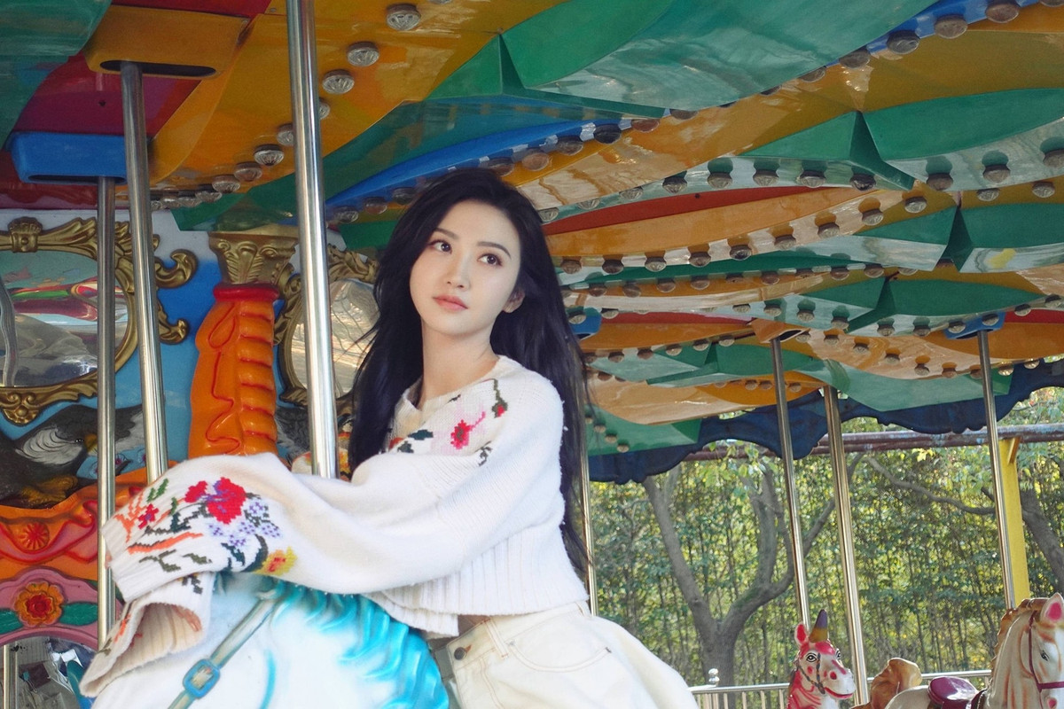 Nhiều thông tin cho hay Trương Kế Khoa không ít lần bòn rút tiền của Cảnh Điềm vì thói cờ bạc, dùng ảnh riêng tư tống tiền khiến Cảnh Điềm sống khổ sở. Nữ diễn viên trải lòng rằng cô phải nghỉ đóng phim hơn 1 năm vì có nhiều áp lực tâm lý, cô như nghẹt thở, sống trong bóng tối u uất vì phải đối mặt với một số chuyện. Cộng động mạng suy đoán lời nói của Cảnh Điềm có liên quan đến việc bị bạn trai cũ lợi dụng.