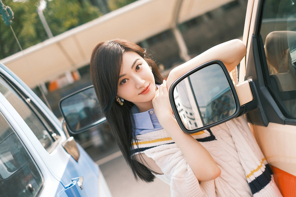 Liên tiếp nhận “bom tấn” như The Great Wall, Kong Skull Island, Pacific Rim: Uprising… nhưng Cảnh Điềm bị chê diễn xuất kém cỏi, không tạo dấu ấn nào trên màn ảnh. Trong Kong: Skull Island, vai diễn của cô nhận đánh giá mờ nhạt, không có ảnh hưởng đến nội dung. Theo nhiều ý kiến, Cảnh Điềm có được vai diễn do sự o bế của Vương Kiện Lâm - chủ sở hữu Legendary, một trong những hãng phim sản xuất Kong.