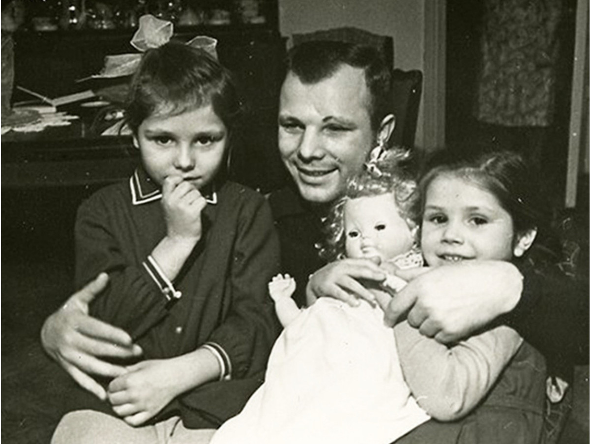 Lúc rảnh rỗi, Gagarin thường chơi đùa, trò chuyện với các con.