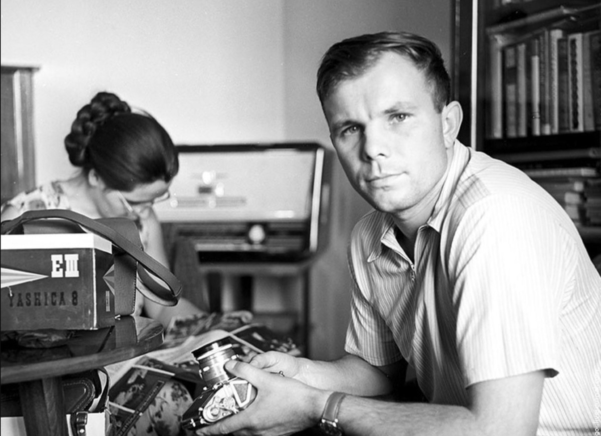 Khi rảnh rỗi, phi hành gia Gagarin dùng máy ảnh cá nhân để chụp ảnh gia đình và cuộc sống xung quanh.