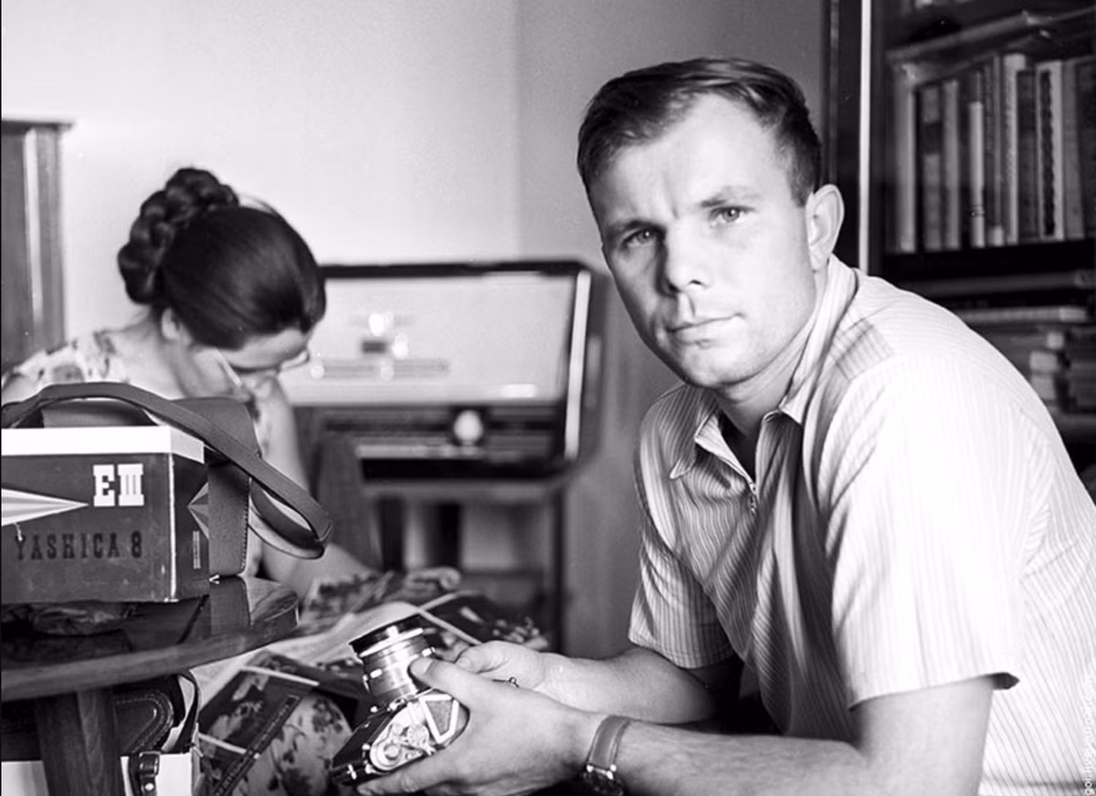 Khi rảnh rỗi, phi hành gia Gagarin dùng máy ảnh cá nhân để chụp ảnh gia đình và cuộc sống xung quanh.